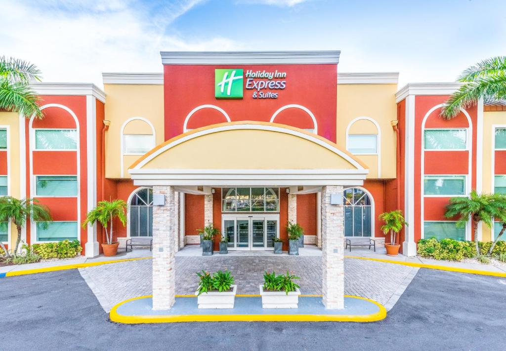 Holiday Inn Express Hotel & Suites Bradenton West an IHG Hotel Main image 1